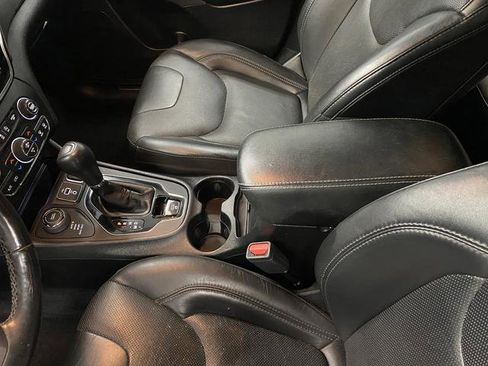 Used 2020 Jeep Cherokee Limited image 19