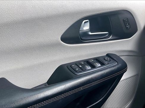 Used 2020 Chrysler Pacifica Touring-L FWD image 37