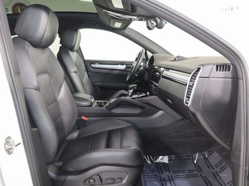 Used 2023 Porsche Cayenne Coupe image 14