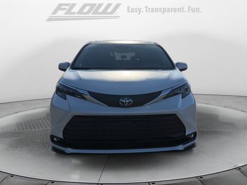 Used 2025 Toyota Sienna XLE image 2