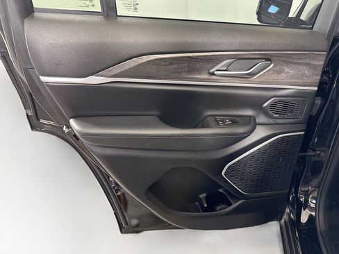 Used 2023 Jeep Grand Cherokee Limited w/ Black Appearance Package image 27