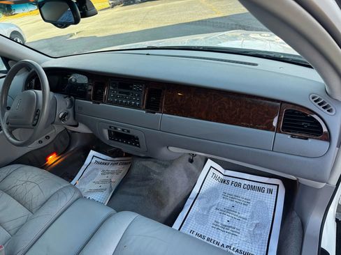 Used 2001 Lincoln Town Car Executive image 15