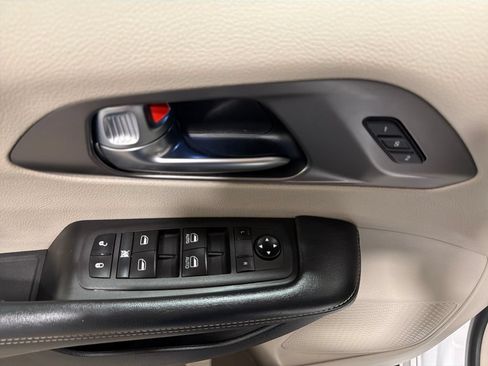Used 2021 Chrysler Pacifica Touring-L FWD image 15