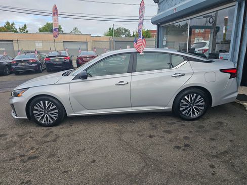 Used 2024 Nissan Altima 2.5 SV image 2