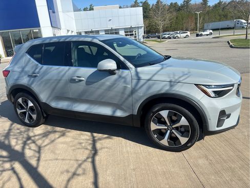 Used 2025 Volvo XC40 B5 Plus AWD/4WD image 28