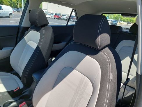 Used 2025 Hyundai Venue SEL FWD image 18