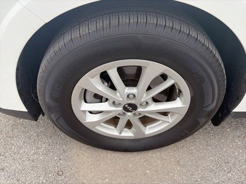 Used 2024 Kia Carnival LX image 10