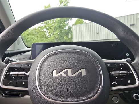 Used 2026 Kia Carnival LX FWD image 25