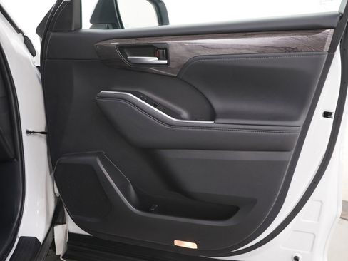 Used 2025 Toyota Highlander Platinum image 9