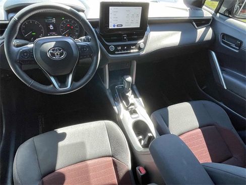 Used 2024 Toyota Corolla Cross SE image 2