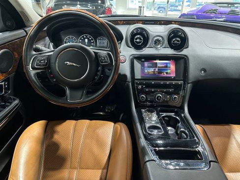 Used 2016 Jaguar XJ R-Sport RWD image 41