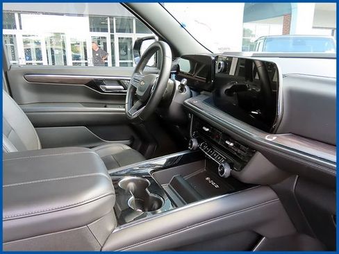 Used 2025 Chevrolet Suburban LT AWD/4WD image 8