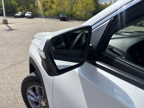 Used 2023 GMC Terrain SLT w/ Infotainment Package II image 18