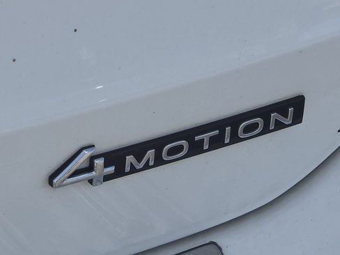 Used 2023 Volkswagen Taos SE w/ Panoramic Sunroof Package AWD/4WD image 4
