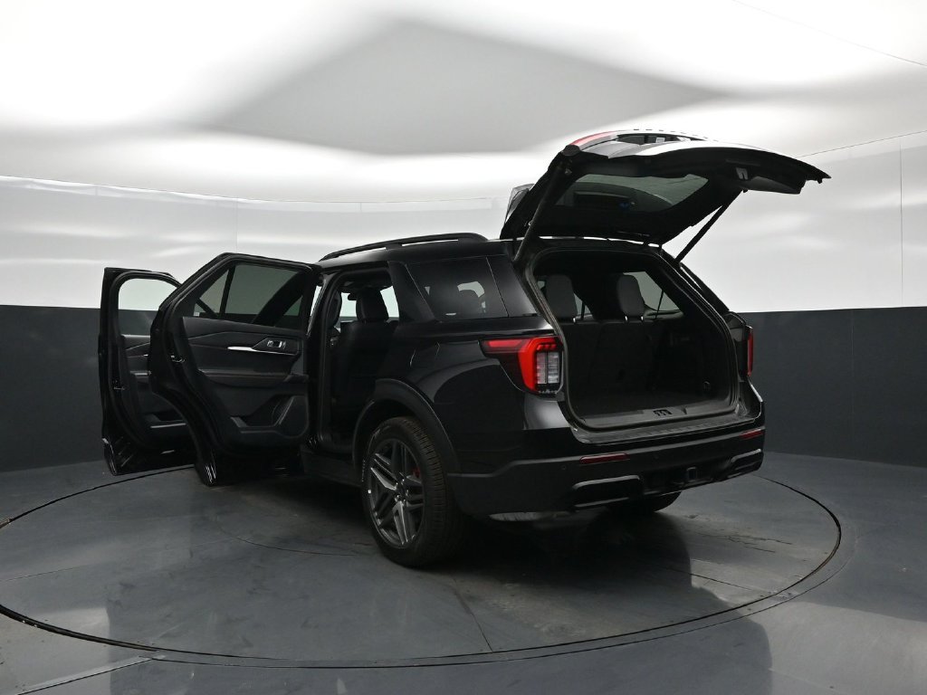 Certified 2026 Ford Explorer ST-Line w/ ST-Line Street Pack AWD/4WD image 30