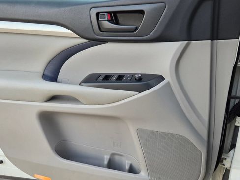 Used 2016 Toyota Highlander LE FWD image 26