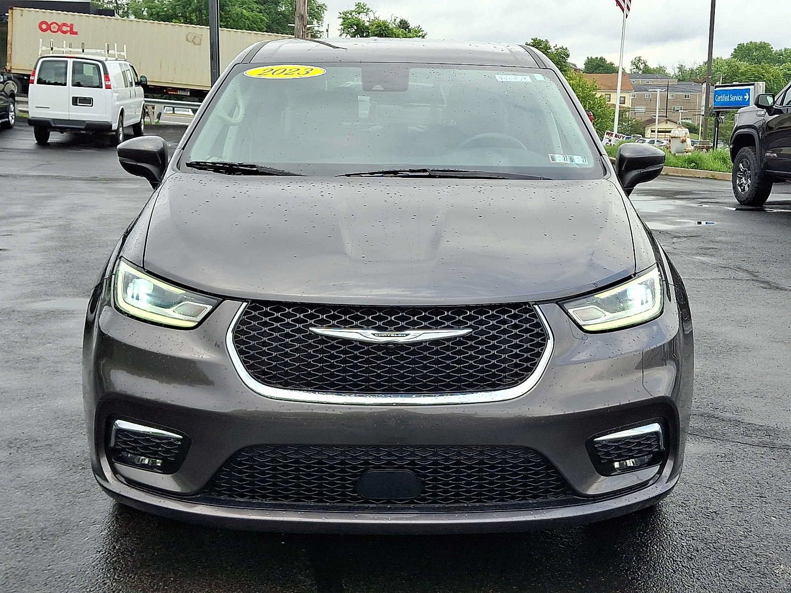 Used 2023 Chrysler Pacifica Touring-L FWD image 2