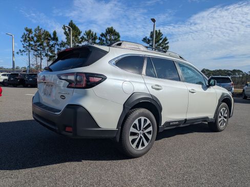 Used 2023 Subaru Outback Premium image 4