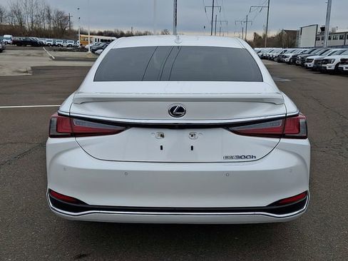 Used 2022 Lexus ES 300h 300h Luxury w/ Accessory Package image 5