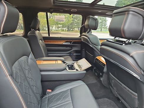 Used 2022 Jeep Grand Wagoneer Series III AWD/4WD image 16