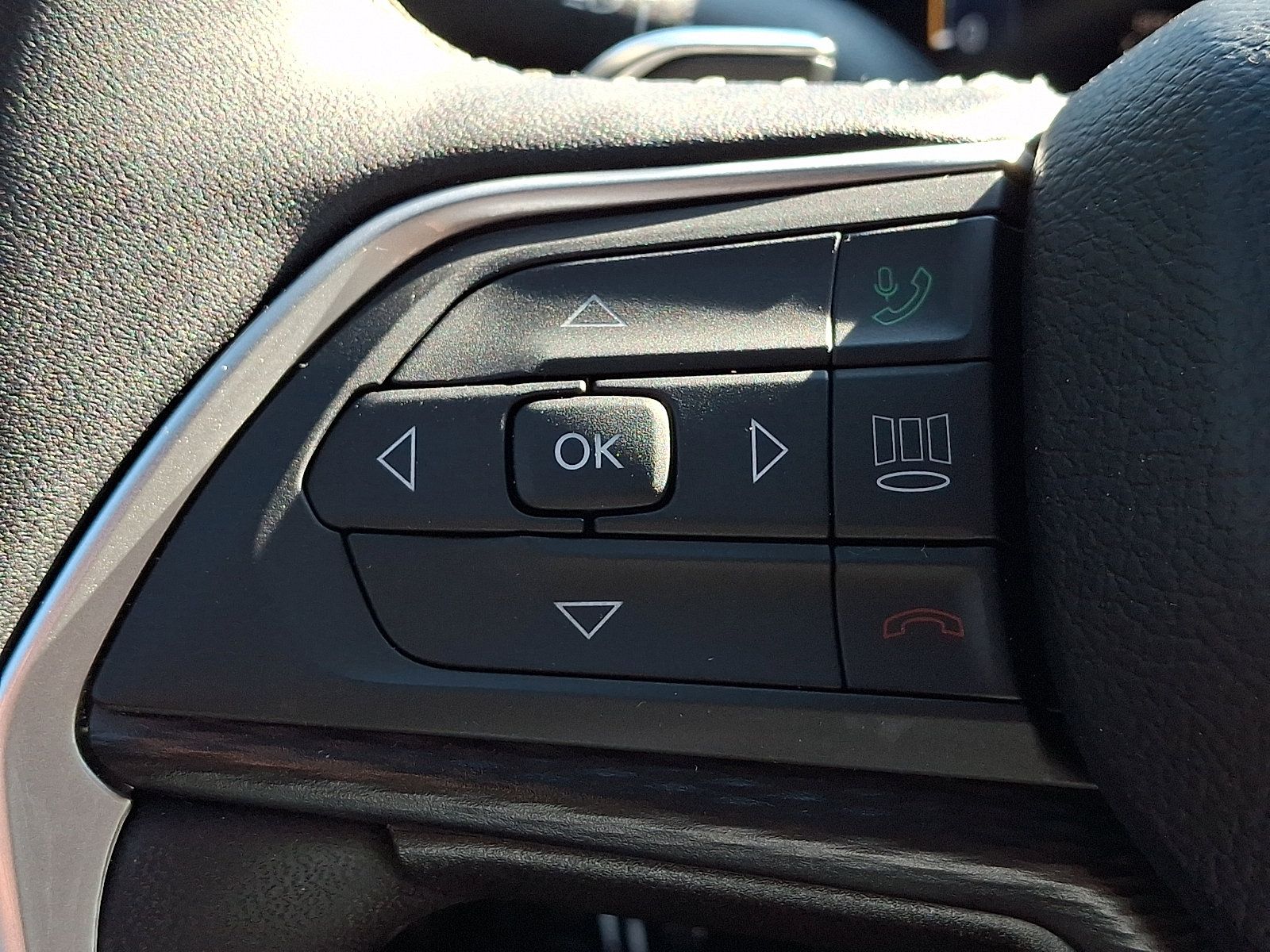 Certified 2025 Jeep Grand Cherokee Laredo w/ Luxury Tech Group I AWD/4WD image 20