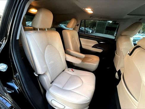 Used 2020 Toyota Highlander XLE image 19
