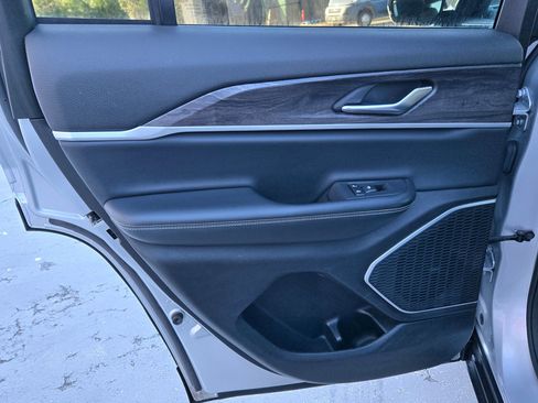 Used 2022 Jeep Grand Cherokee Limited image 26