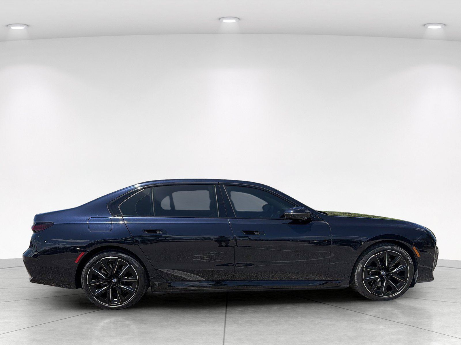 Certified 2024 BMW i7 xDrive60 w/ Executive Package AWD/4WD image 3