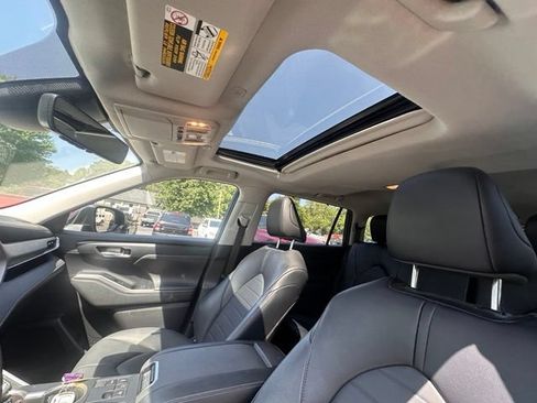 Used 2023 Toyota Highlander XLE FWD image 24
