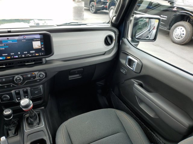 Used 2025 Jeep Wrangler Sport AWD/4WD image 16