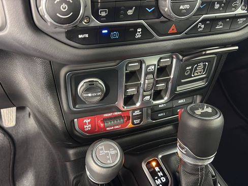Used 2025 Jeep Wrangler Unlimited Rubicon 4xe AWD/4WD image 40