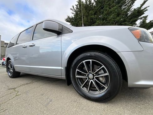 Used 2018 Dodge Grand Caravan SXT w/ Blacktop Package image 10