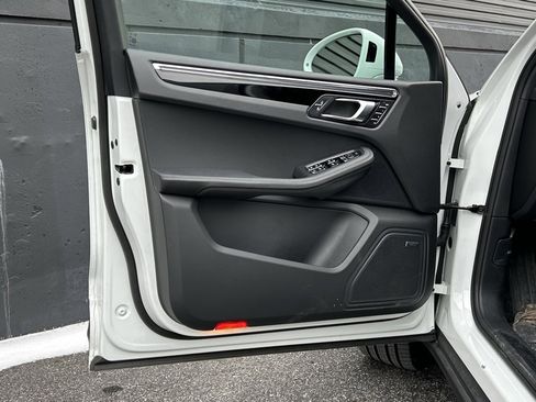 Certified 2025 Porsche Macan image 18