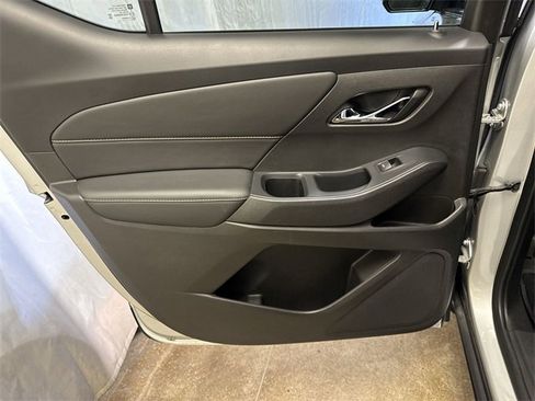 Used 2021 Chevrolet Traverse LT image 24