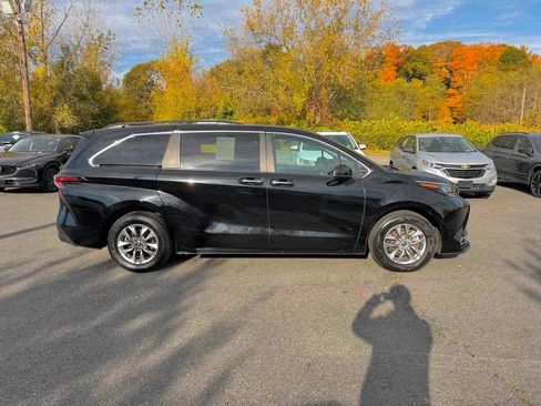 Used 2024 Toyota Sienna XLE image 8