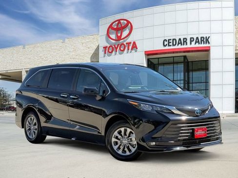 Used 2025 Toyota Sienna XLE FWD image 1