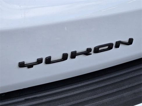 Used 2023 GMC Yukon SLT w/ SLT Premium Package image 10