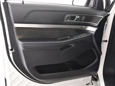 Used 2019 Ford Explorer XLT w/ Equipment Group 202A AWD/4WD image 25