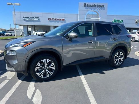 Used 2022 Nissan Rogue SV FWD image 2