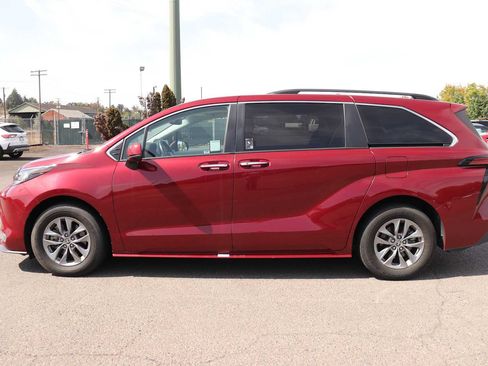 Used 2022 Toyota Sienna XLE w/ XLE Plus Package AWD/4WD image 8
