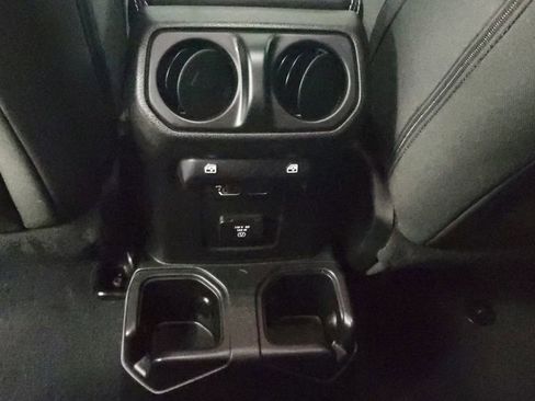 Used 2018 Jeep Wrangler Unlimited Sahara image 13