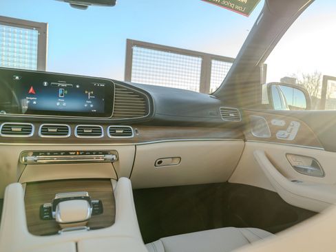 Used 2025 Mercedes-Benz GLS 450 4MATIC image 27