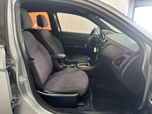 Used 2014 Chrysler 200 LX image 10