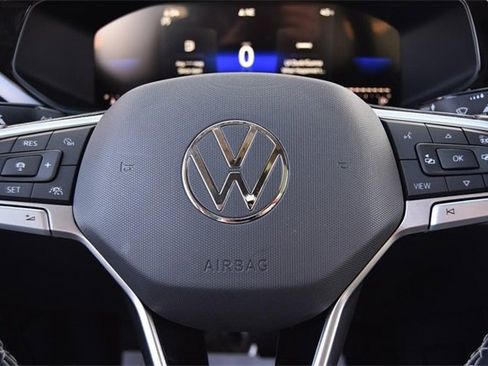 Certified 2023 Volkswagen Taos SE w/ Panoramic Sunroof Package image 16