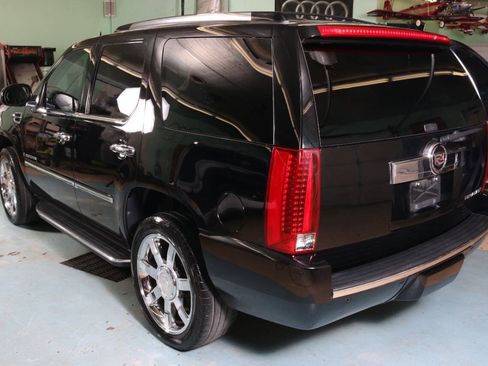 Used 2007 Cadillac Escalade AWD w/ Information Package image 21