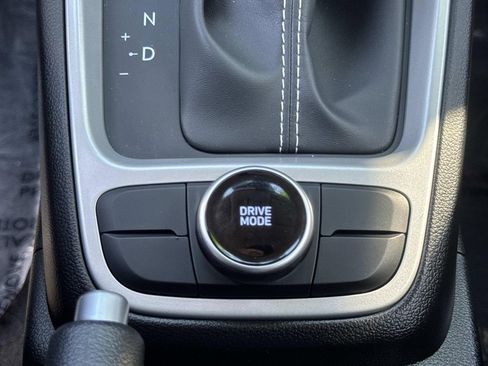 Certified 2025 Hyundai Venue SEL image 13