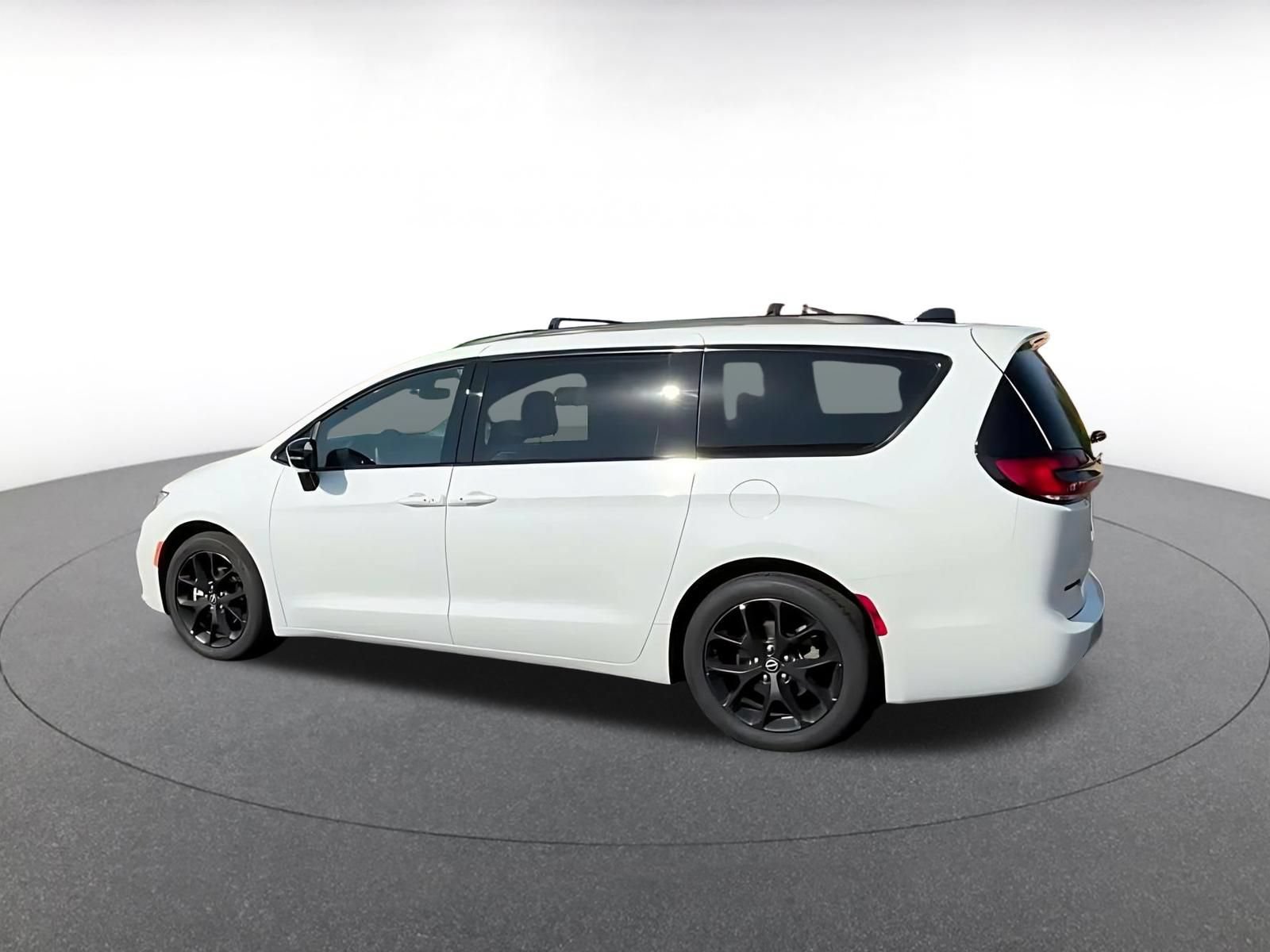 Used 2025 Chrysler Pacifica Limited FWD image 9