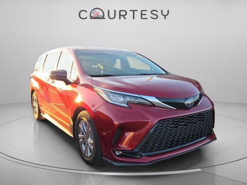 Used 2021 Toyota Sienna XSE image 3