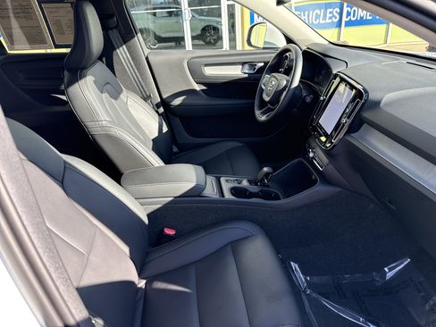 Used 2025 Volvo XC40 B5 Core image 34