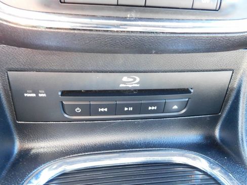 Used 2014 Chrysler Town & Country S image 15